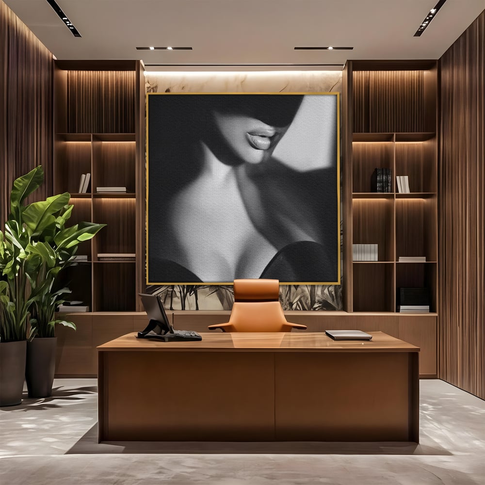 Tablou canvas cu tablou canvas cu buze senzuale, in rama de aluminiu auriu, pe perete intr-un birou